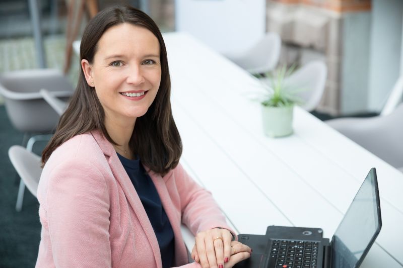 Sarah sitzt am Laptop und schreibt einen Blogbeitrag zum Thema Bauchgefühl im Interview