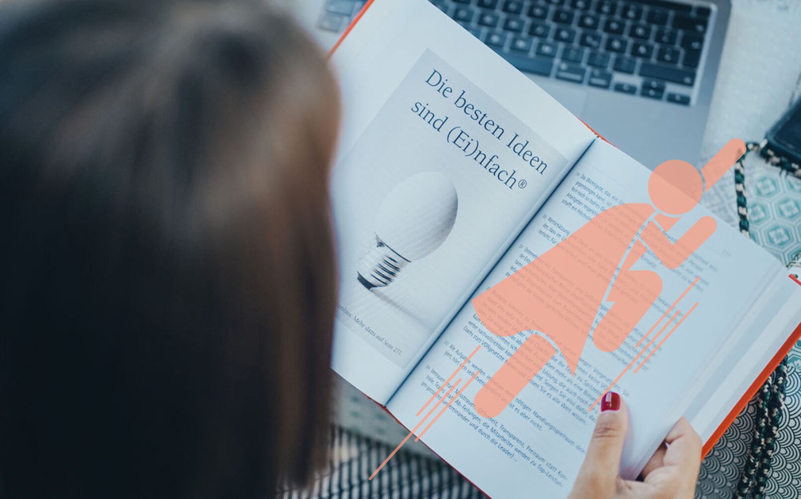 Eine Person, der über die Schulter geschaut wird, während sie ein Buch liest zum Thema Anforderungsanalyse leicht gemacht: Warum gutes Recruiting vor dem ersten Bewerbungsgespräch beginnt. Außerdem ist ein Icon im Form eines Superhelden auf dem Bild eingebaut.