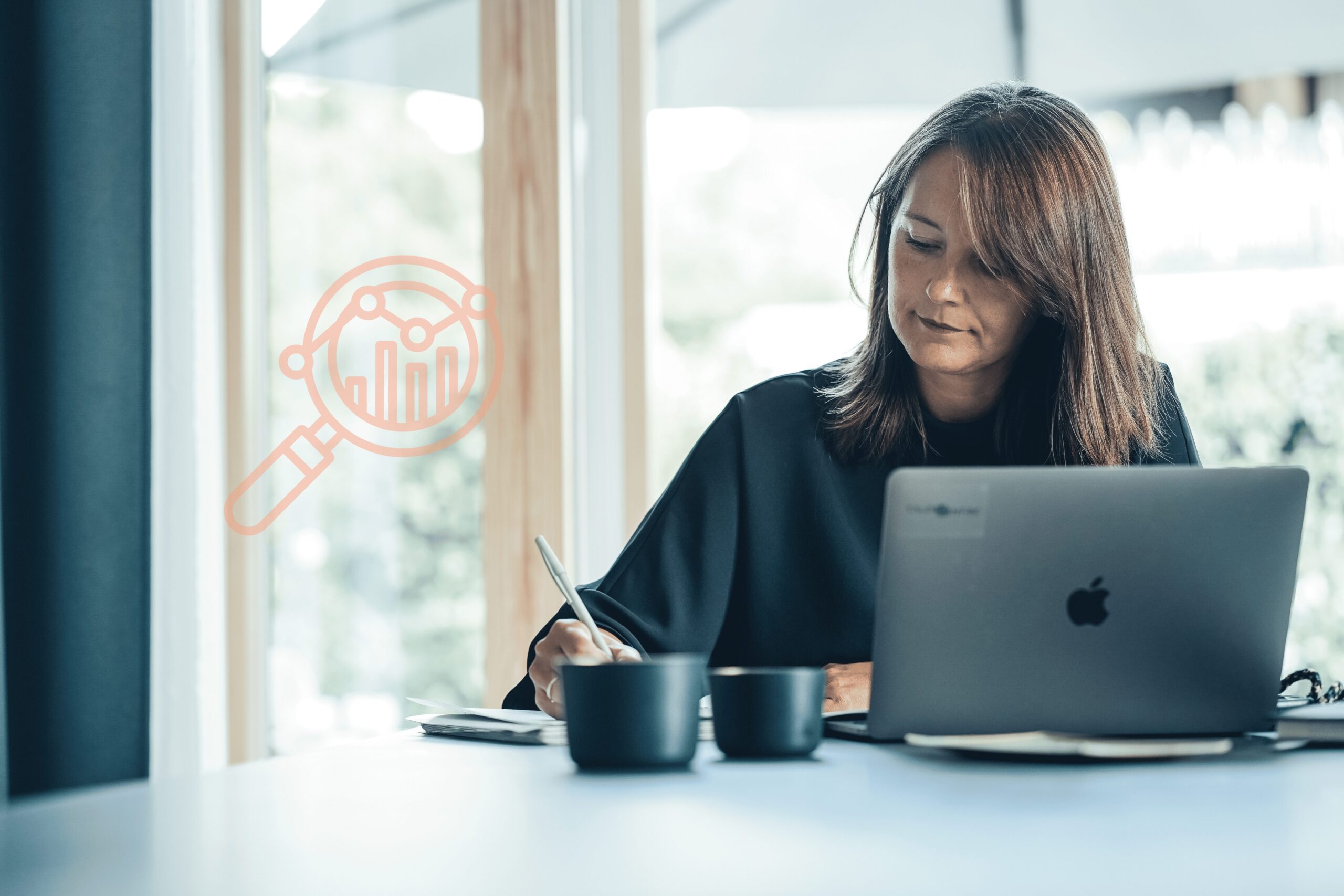 Sarah Boening sitzt am Computer und schreibt