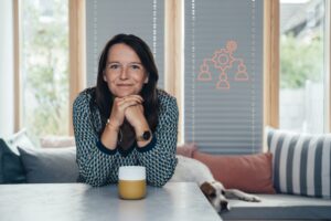 Sarah Boening steht am Tisch und trinkt Tee