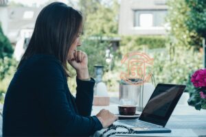 Sarah Boening sitzt am Computer