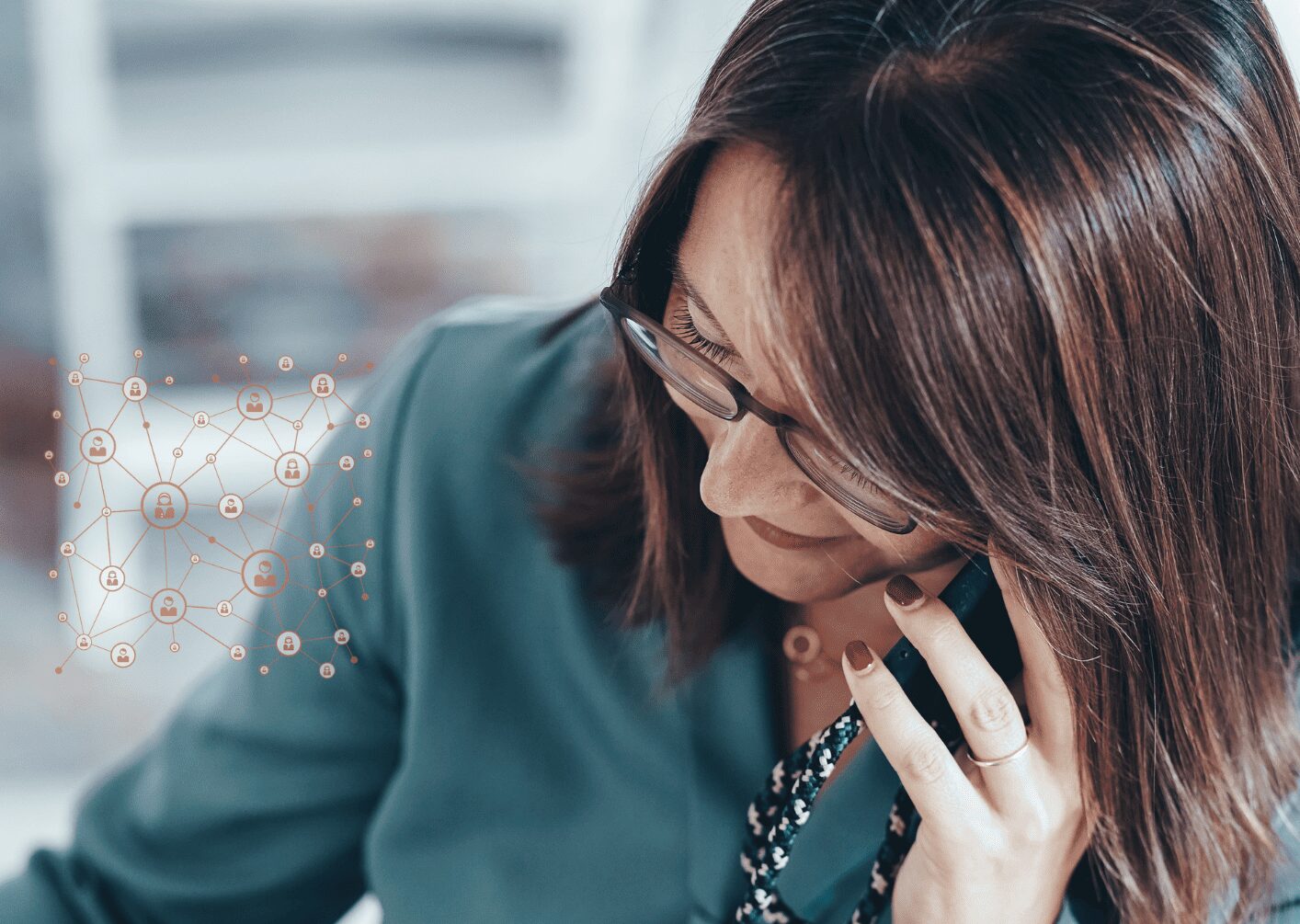 Sarah Boening telefoniert