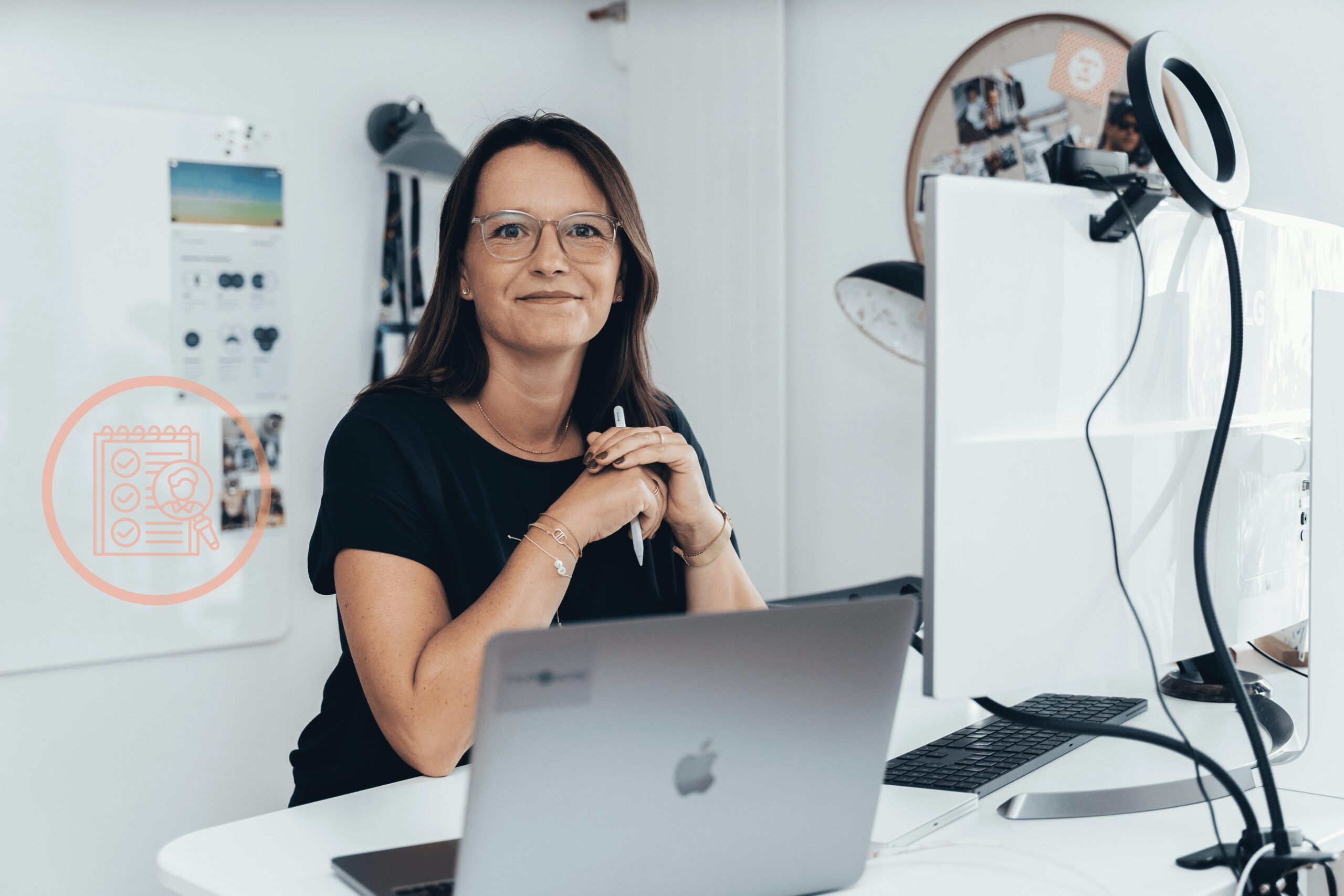 Sarah Boening sitzt am Computer